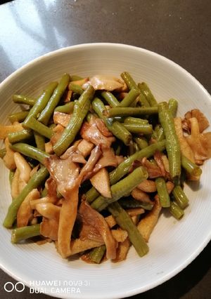 A picture of String beans w/Mushroom.