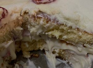 Foto de Bolo de Morangos com Brigadeiro de Leite em Pó e Chantilly