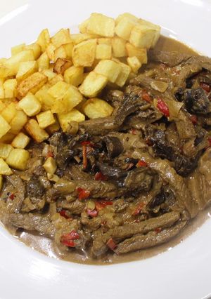 Una foto de Tiritas de lomo en crema de hongos con papas