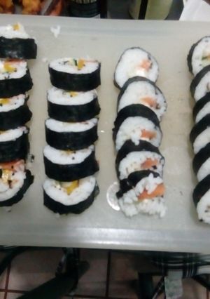 Una foto de Sushi de salmón con durazno