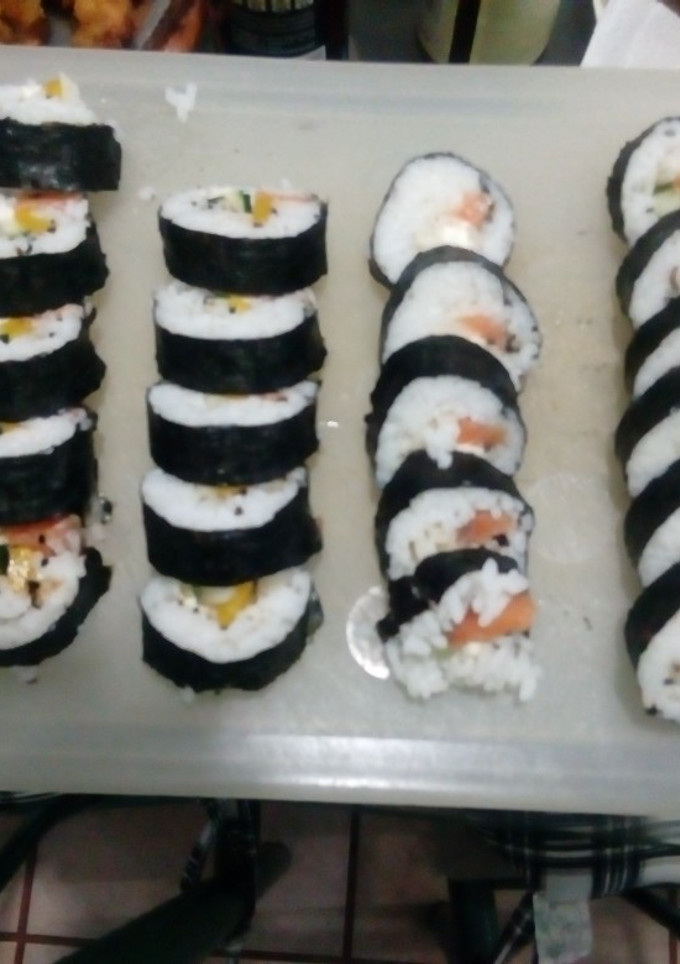 Una foto de Sushi de salmón con durazno