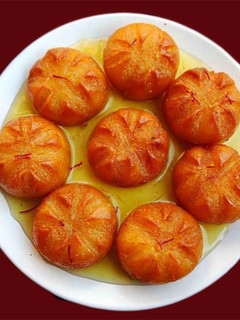 பயத்தம் பருப்பு குலாப் ஜாமூன் (Payatham paruppu gulab jamun recipe in tamil) செய்முறை முக்கிய புகைப்படம்