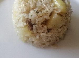 Una foto de Arroz con papas y carne del asado ♻️🌍💚