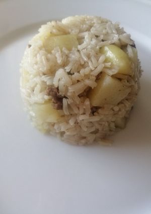 Una foto de Arroz con papas y carne del asado ♻️🌍💚