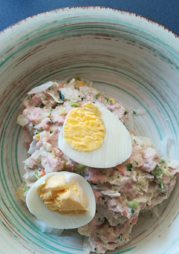 Una foto de Ensaladilla rusa de atún y vegetales