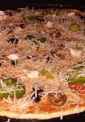 صورة لوصفة بيتزا مقرمشة مثل المحلات