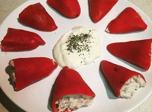 Una foto de Pimientos del piquillo rellenos de atún, huevo y alioli