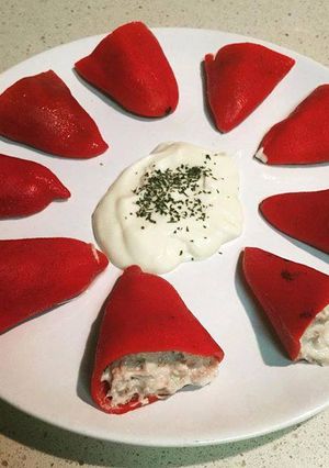 Una foto de Pimientos del piquillo rellenos de atún, huevo y alioli