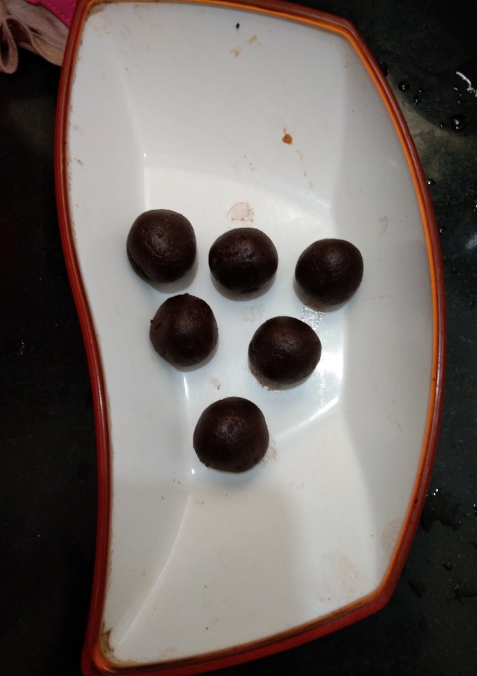 ચોકલેટ બોલ્સ (Chocolate Balls Recipe In Gujarati) રેસીપી મુખ્ય ફોટો