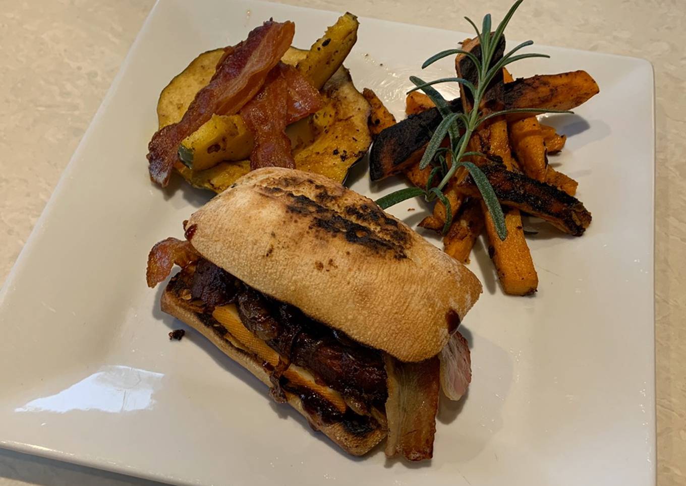 Ciabatta aux côtes levées avec frites de patates douces et courge poivrée