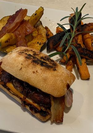 Une photo de Ciabatta aux côtes levées avec frites de patates douces et courge poivrée