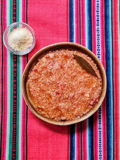 Una foto de Quinoa cocida en salsa de tomate 🌱 🍅