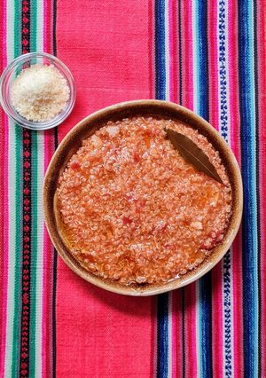 Una foto de Quinoa cocida en salsa de tomate 🌱 🍅