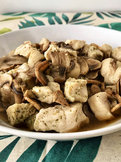 Una foto de Pollo con champiñones al vino blanco en Lékué