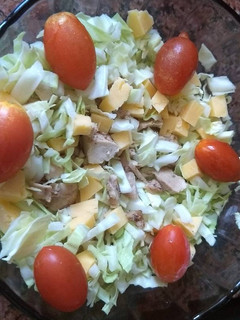 Una foto de Vianda de oficina 7- Ensalada con pollo, repollo, tomate y queso