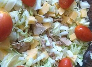 Una foto de Vianda de oficina 7- Ensalada con pollo, repollo, tomate y queso