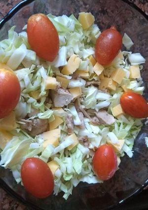 Una foto de Vianda de oficina 7- Ensalada con pollo, repollo, tomate y queso