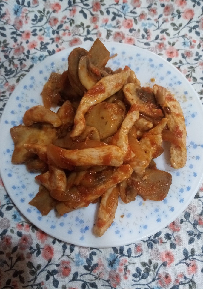 Una foto de Revuelto de champiñón con bastones de pollo