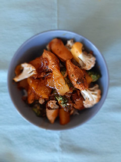 Una foto de Verduras con pollo en salsa teriyaki