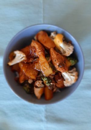Una foto de Verduras con pollo en salsa teriyaki