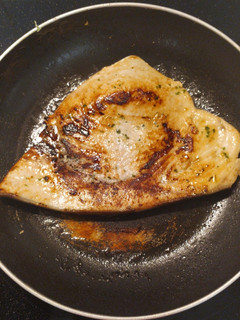 Una foto de Pez espada a la plancha con ajo y perejil