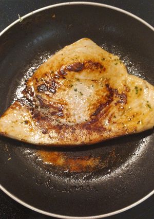 Una foto de Pez espada a la plancha con ajo y perejil