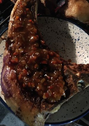 Una foto de Tomahawk con salsa al whisky