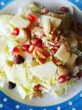 Insalata croccante con crauto, frutta secca e fresca ed emmental