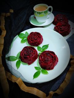 रेड़ वेलवेट रोज् मफिन्स (red velvet rose muffins recipe in Hindi) रेसिपी मुख्य फोटो