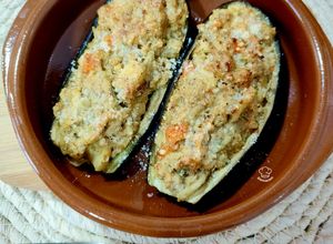 Una foto de Berenjena gratinada con solomillo y salsa de verduras trufada