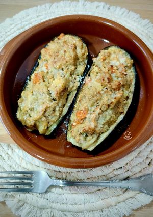 Una foto de Berenjena gratinada con solomillo y salsa de verduras trufada