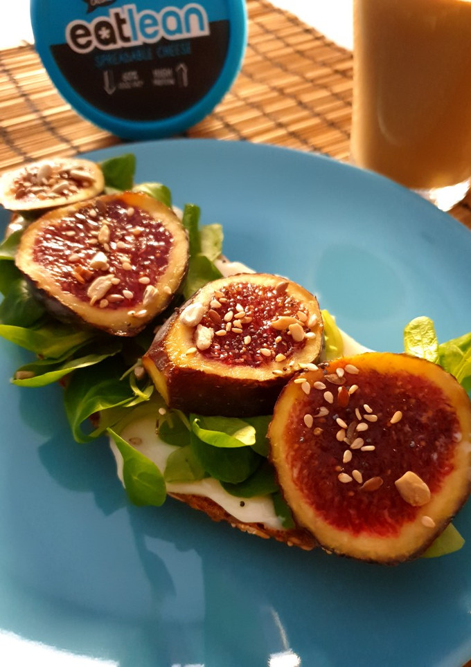 Una foto de Tostada con queso, higos y canónigos