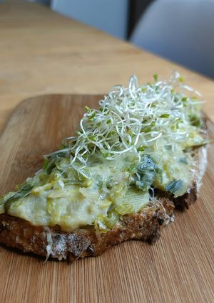 Une photo de 🌱 Tartine gratinée béchamel aux verts de poireaux (antigaspi)