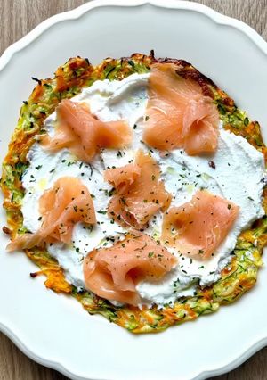 Una foto de Tortilla de calabacín y zanahoria con queso ricota y salmón