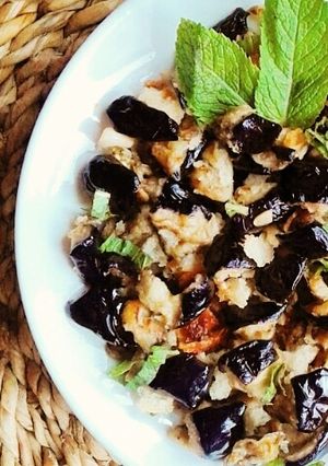 Foto di Melanzane fritte mescolate a pane insaporito con olio,peperoncin