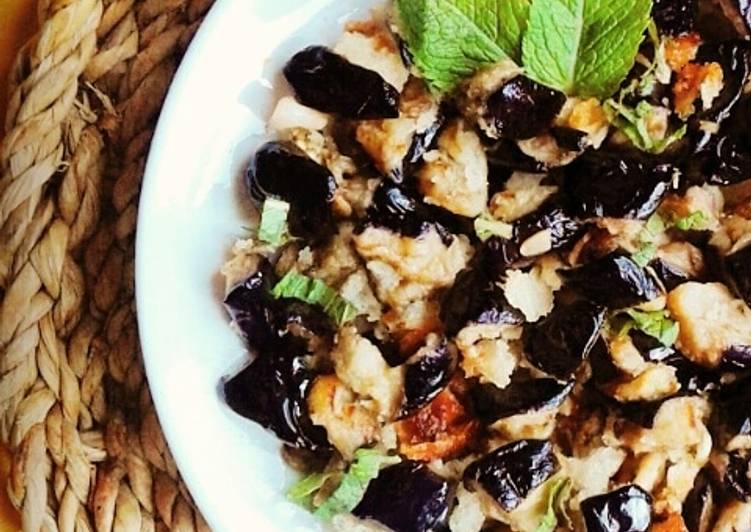 Melanzane fritte mescolate a pane insaporito con olio,peperoncin