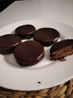 Una foto de Alfajores de chocolate 🍫