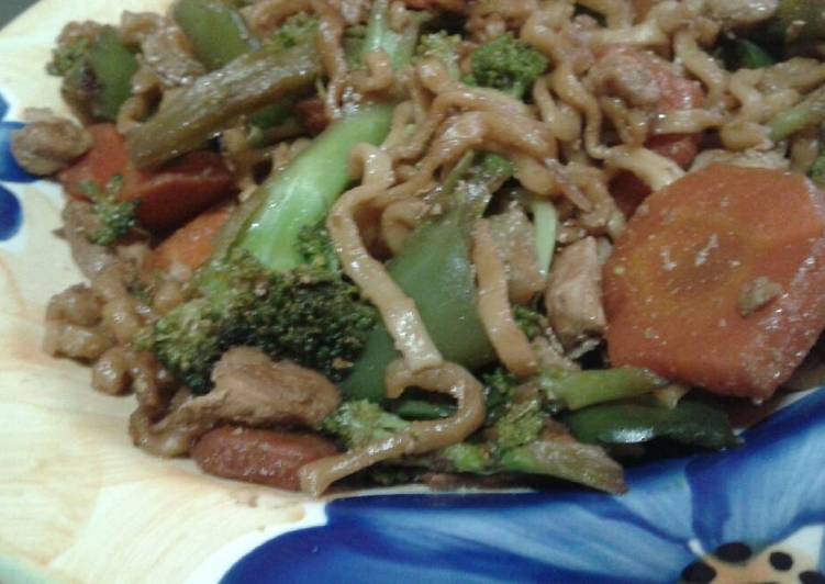 Yakissoba de frango - Tudogosreceitas