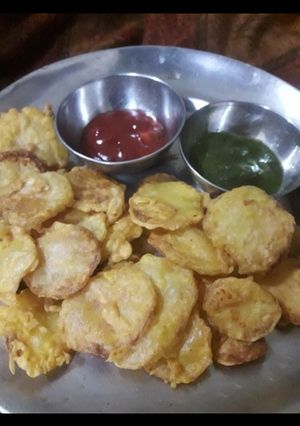 आलू और बेसन की पकौड़ी (aloo aur besan ki pakodi recipe in Hindi) रेसिपी मुख्य फोटो