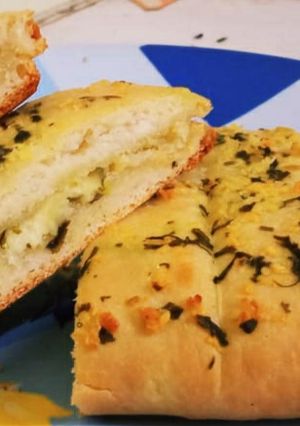ચીઝ ગાર્લિક બ્રેડ (Cheese Garlic Bread Recipe in Gujarati) રેસીપી મુખ્ય ફોટો