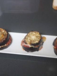 Una foto de Entrante de berenjena con sobrasada y queso