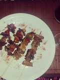 Brocheta de pollo tropical y carne con hongos y pimenton