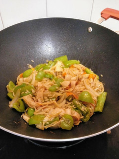 Una foto de Wok de arroz integral con brotes de soja y surimi