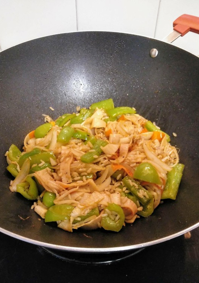 Una foto de Wok de arroz integral con brotes de soja y surimi