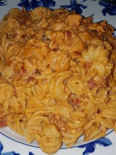 Una foto de Macarrones con chorizo y salsa naranja (nata y tomate frito)