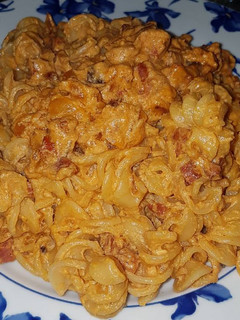 Una foto de Macarrones con chorizo y salsa naranja (nata y tomate frito)