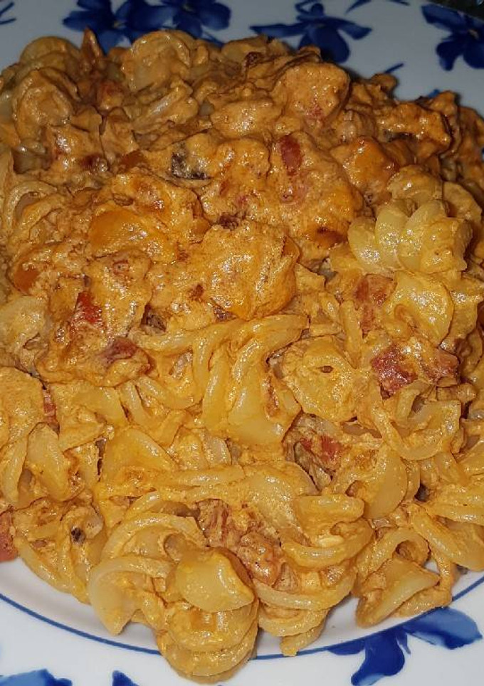 Una foto de Macarrones con chorizo y salsa naranja (nata y tomate frito)