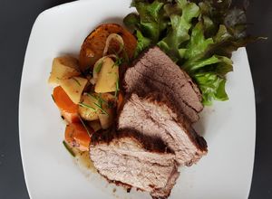Una foto de Colita de cuadril, al horno, con vegetales..