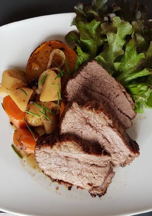Una foto de Colita de cuadril, al horno, con vegetales..