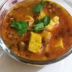A picture of Matar paneer.